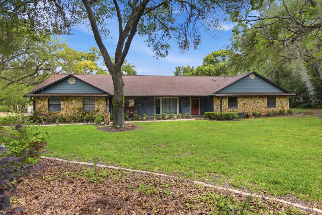 Front shot of 128 W Greentree Lane, Lake Mary FL