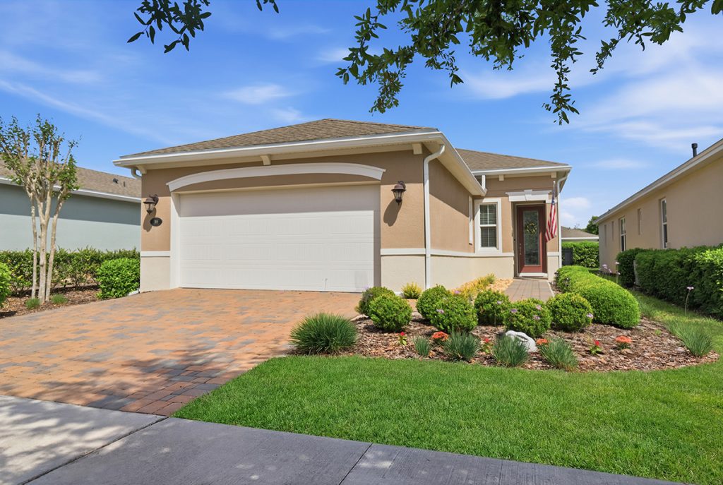 Front shot of 188 Old Moss Circle, DeLand, FL